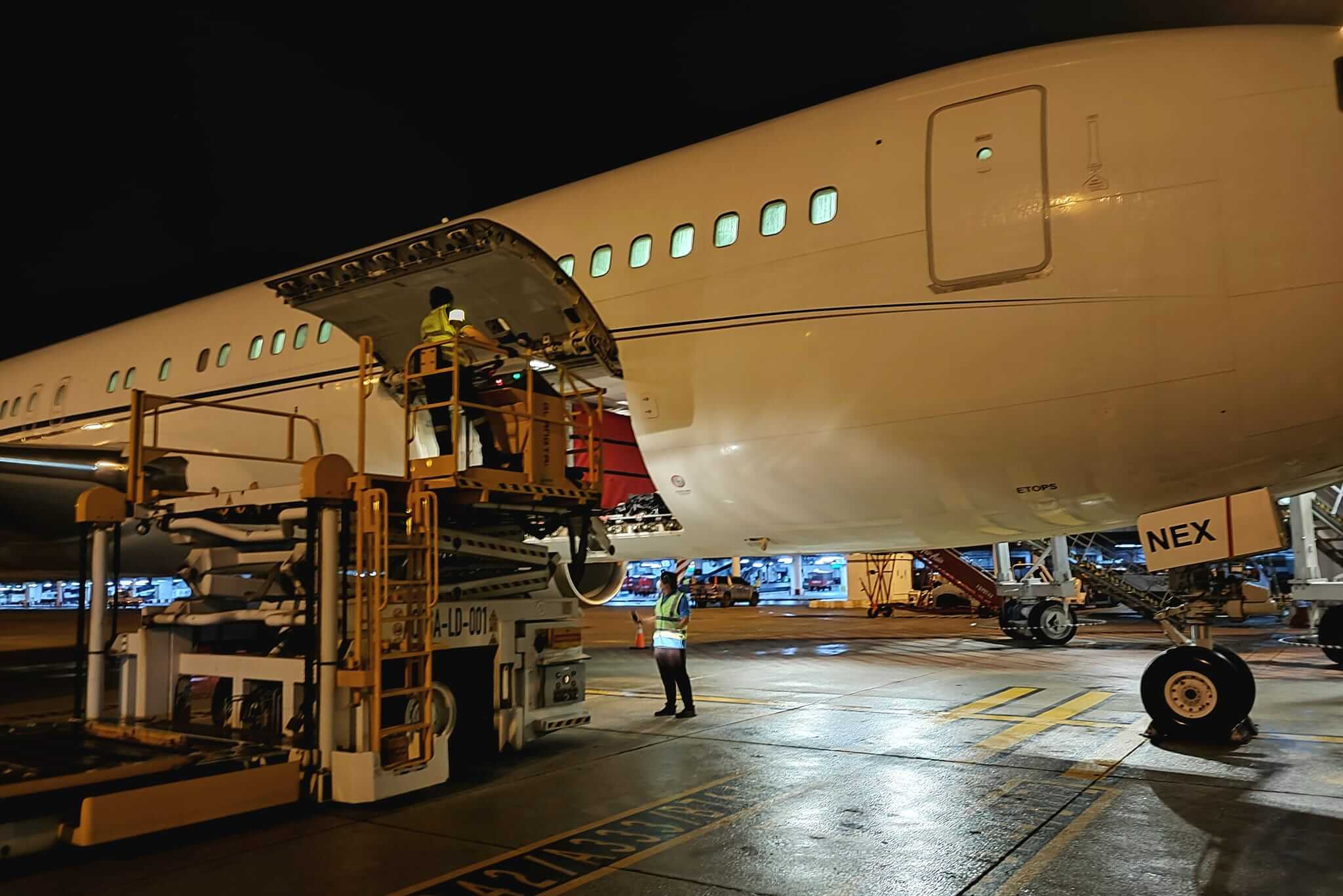 Tottenham-Hotspur-arrive-at-Don-Mueang-Airport-2.jpg